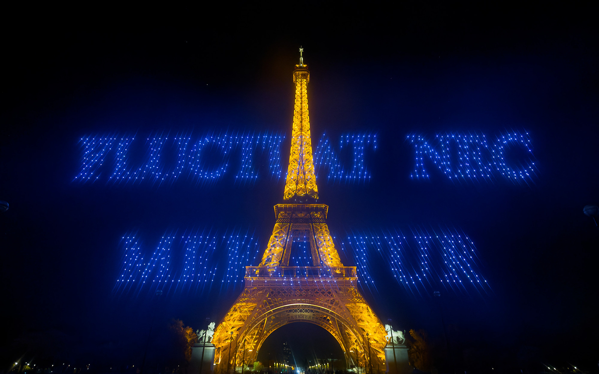 Devant la tour Eifflel, des drones forment les lettres Fluctuat nec mergitur en hommage aux victimes des attentats du 13 novembre 2015.