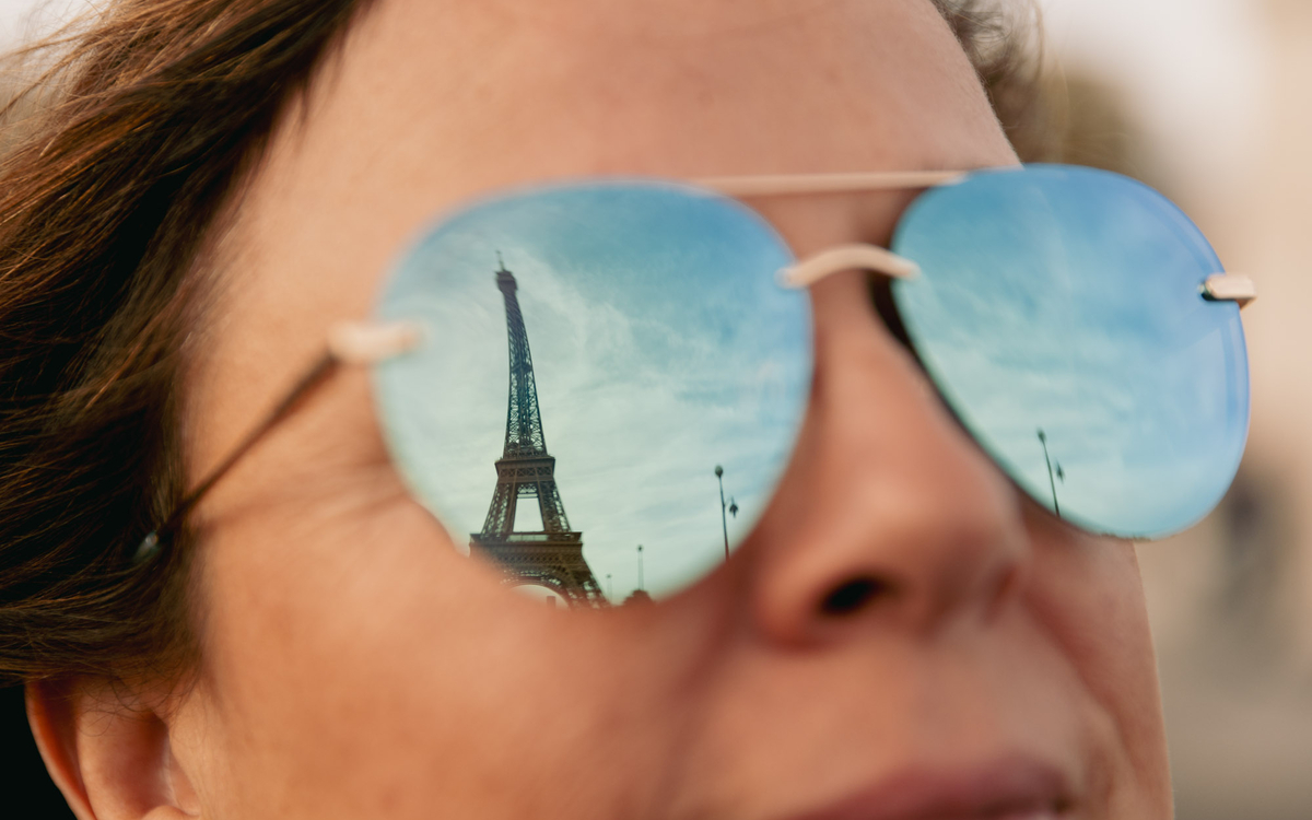 La tour Eiffel reflétée dans des lunettes de soleil. 
