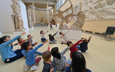 Des enfants imitent