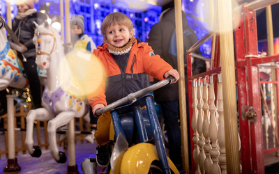 Enfant sur un manège