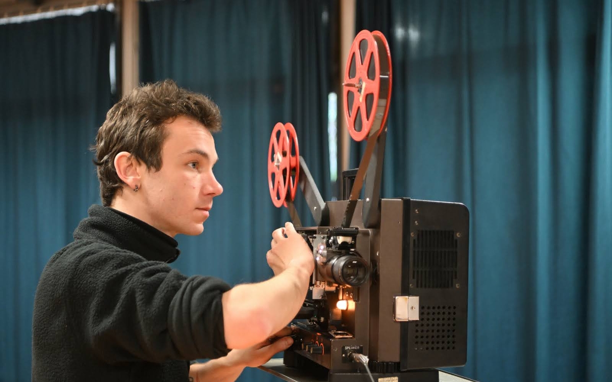 Le projectionniste installe des bobines de film sur un projecteur