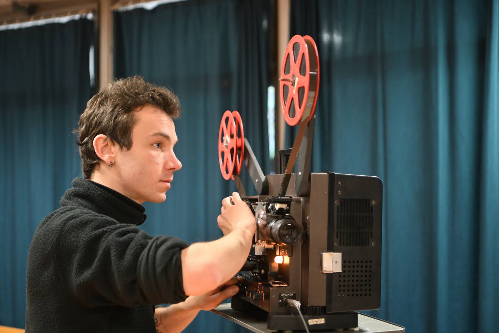 Le projectionniste installe des bobines de film sur un projecteur