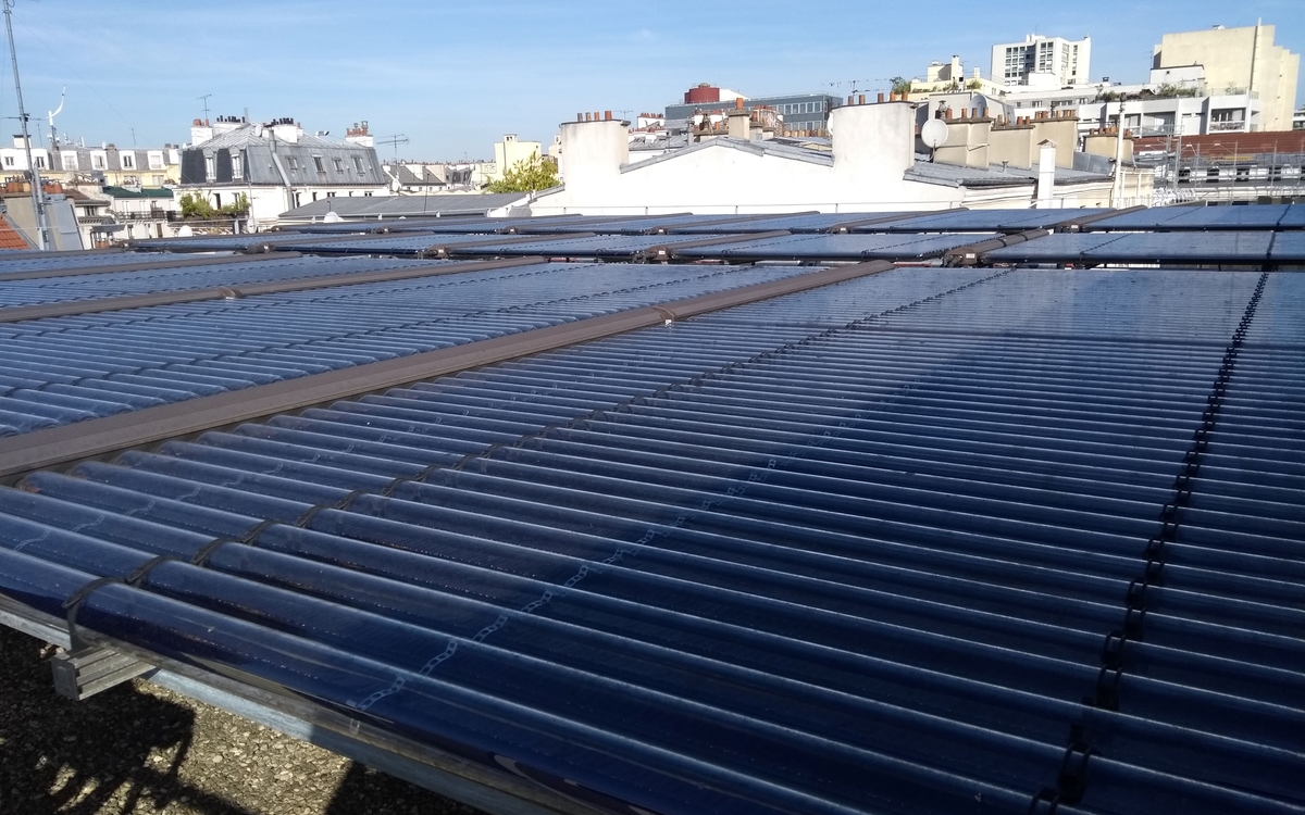 Les panneaux sont de type tubes sous vide (ou capteurs à tubes), reconnaissables à leur structure composée de tubes cylindriques parallèles de couleur bleu foncé. Ce type de capteur est particulièrement efficace pour la production d'eau chaude sanitaire, même par temps moins ensoleillé.