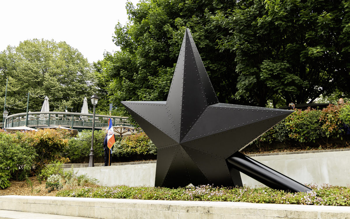 L'œuvre « Aux oubliées et oubliés ! » de l’artiste Jean-Luc Verna représentant une monumentale baguette magique noire