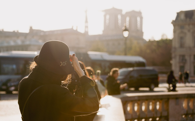 Une personne photographie Paris. 