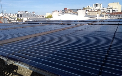 Les panneaux sont de type tubes sous vide (ou capteurs à tubes), reconnaissables à leur structure composée de tubes cylindriques parallèles de couleur bleu foncé. Ce type de capteur est particulièrement efficace pour la production d'eau chaude sanitaire, même par temps moins ensoleillé.