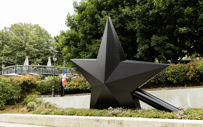 L'œuvre « Aux oubliées et oubliés ! » de l’artiste Jean-Luc Verna représentant une monumentale baguette magique noire