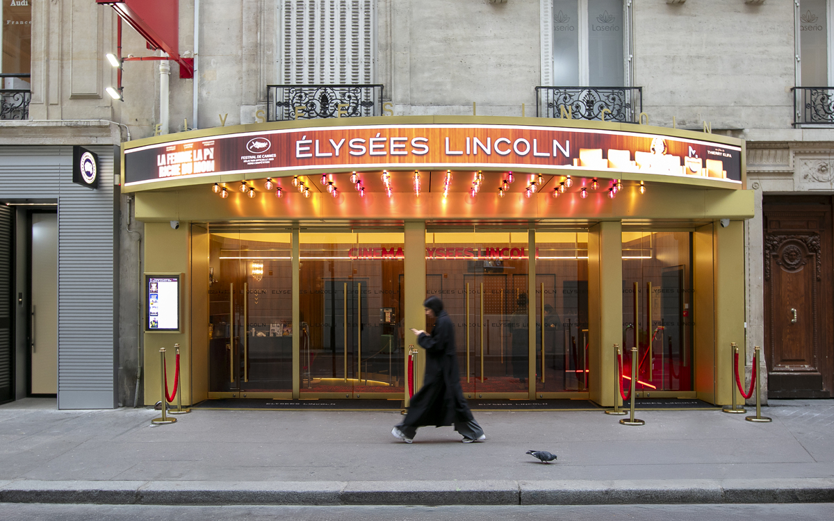 Façade du cinéma Le Lincoln (8e). 