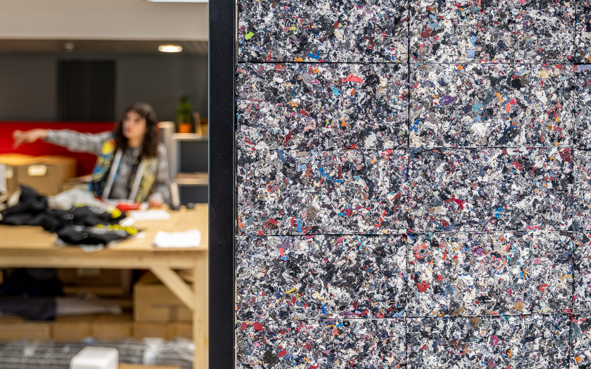 femme dans bureau éclairé