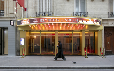 Façade du cinéma Le Lincoln (8e). 