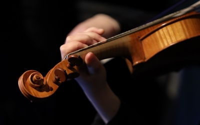 Un violoniste fait un accord