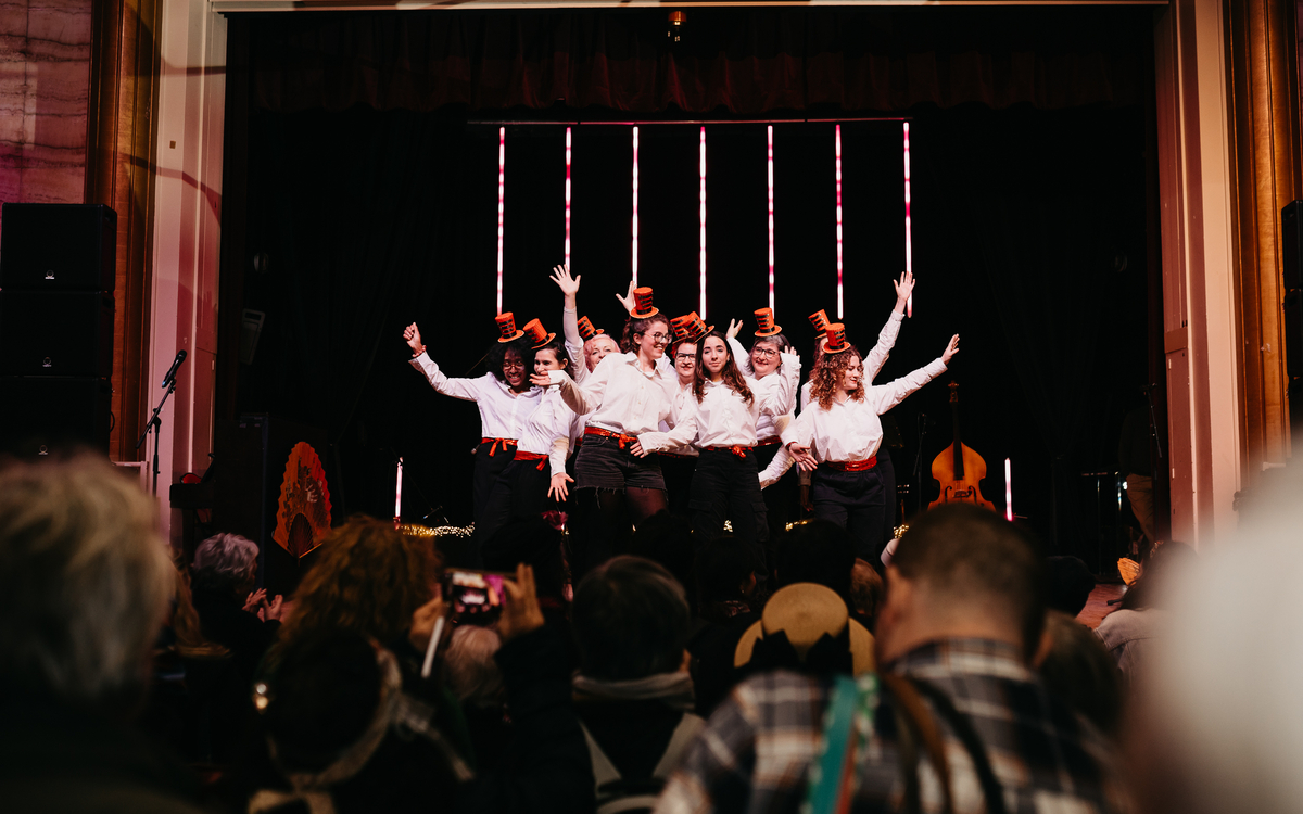 Spectacle devant public dans une salle de spectacle