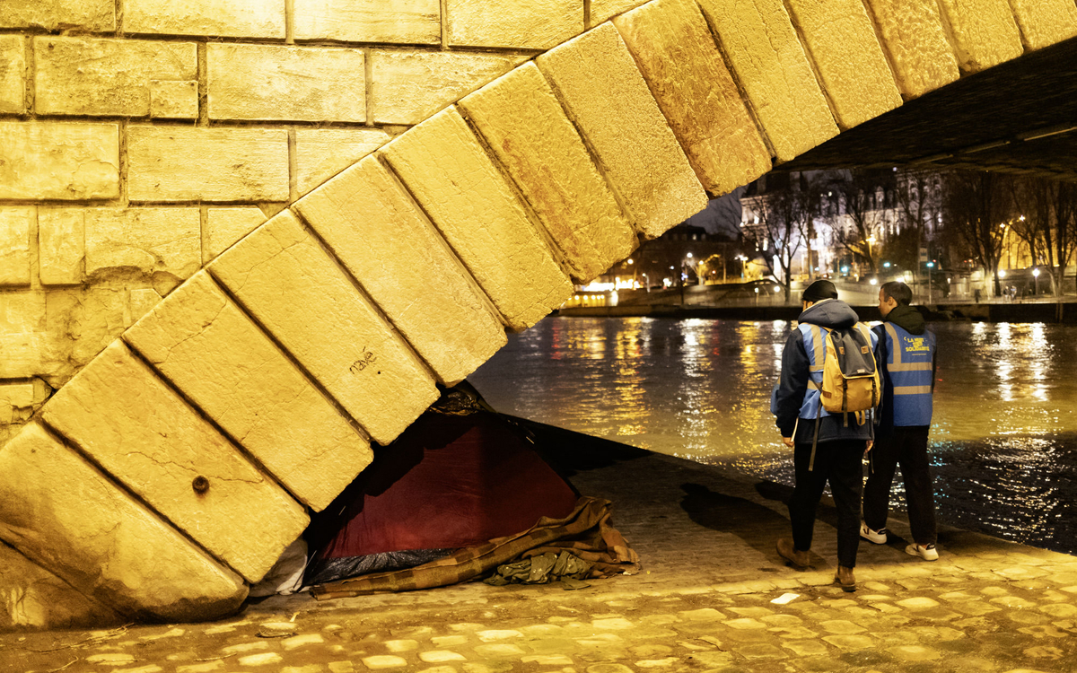Bénévoles sur les quais pendant la Nuit de la Solidarité