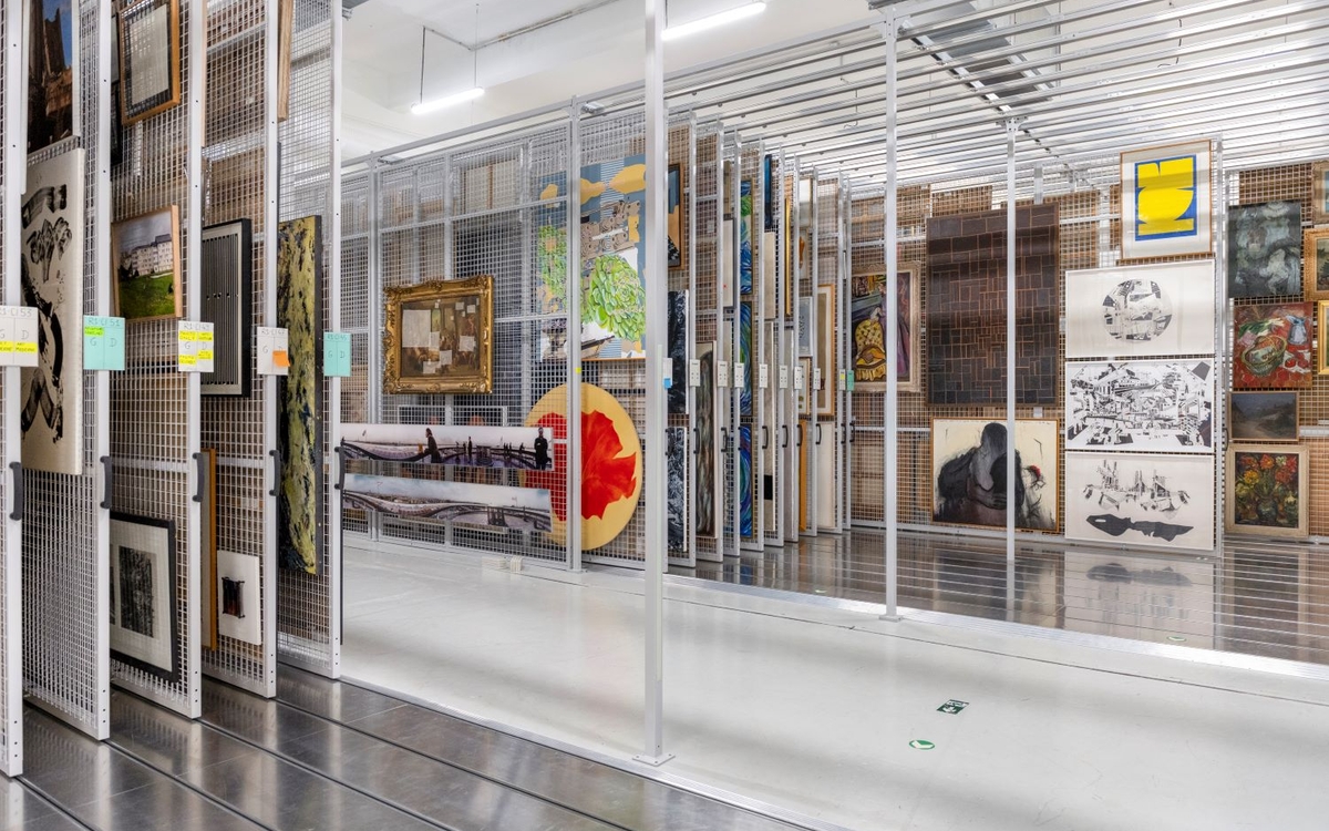 Vues des réserves : des œuvres sur des racs 