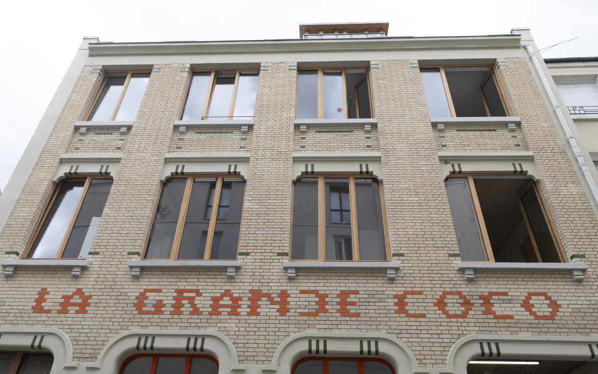 Façade de la Grande Coco, tiers-lieu dédié à la transformation des villes (20e).