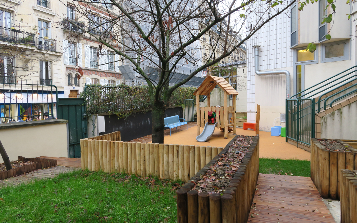 Cour oasis à la crèche municipale Littré (6e).