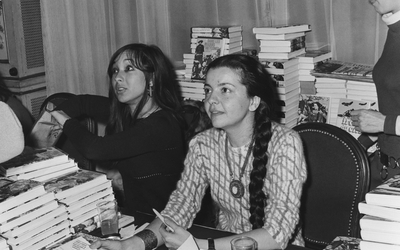 Madeleine Riffaud dédicaçant son livre lors d'un rassemblement du Comité national des écrivains au Palais d'Orsay à Paris en 1968. 