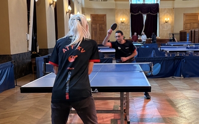 Personnes jouant au tennis de table