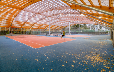 Terrain de tennis couvert