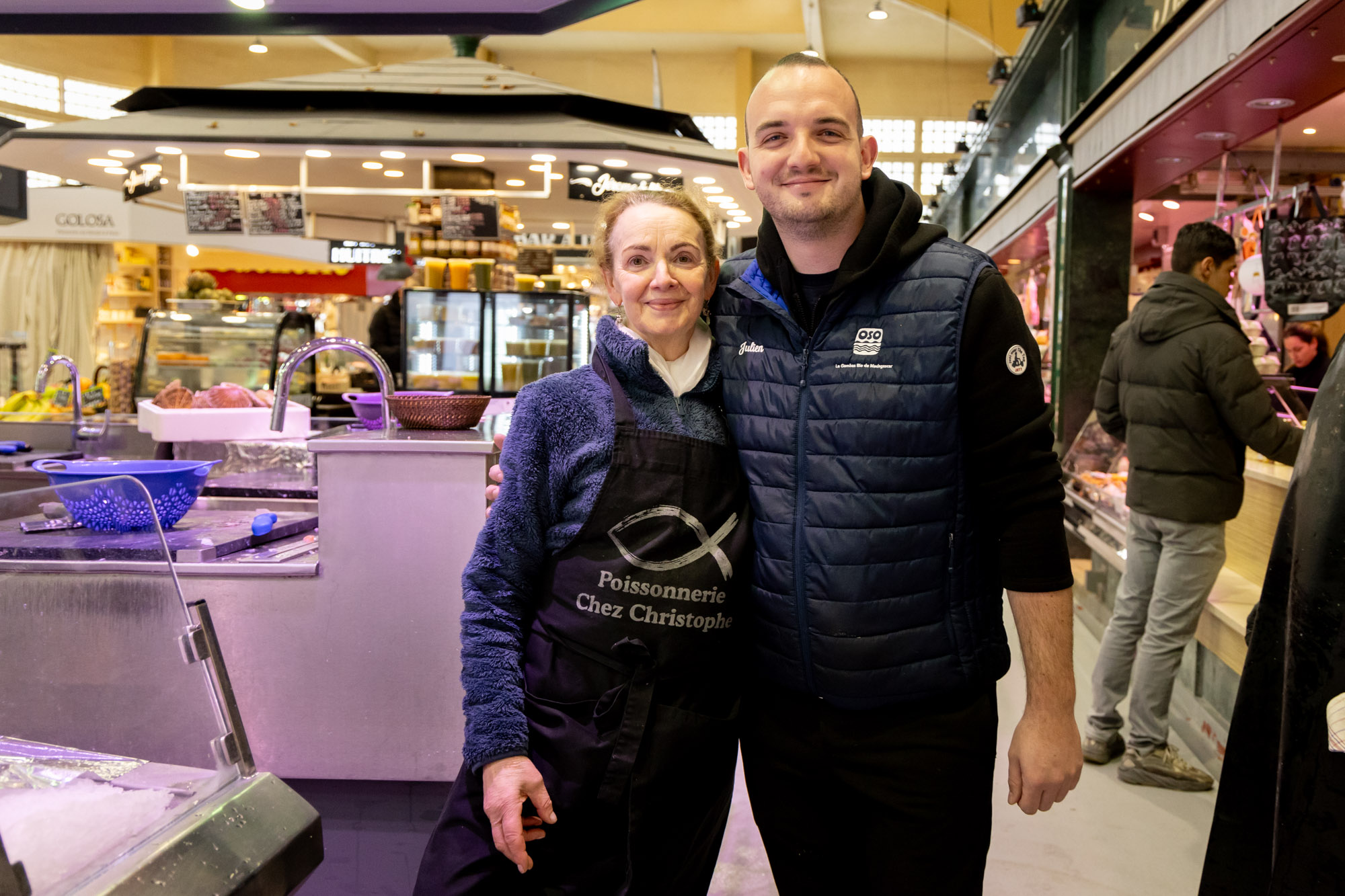 deux poissonniers devant leur étal