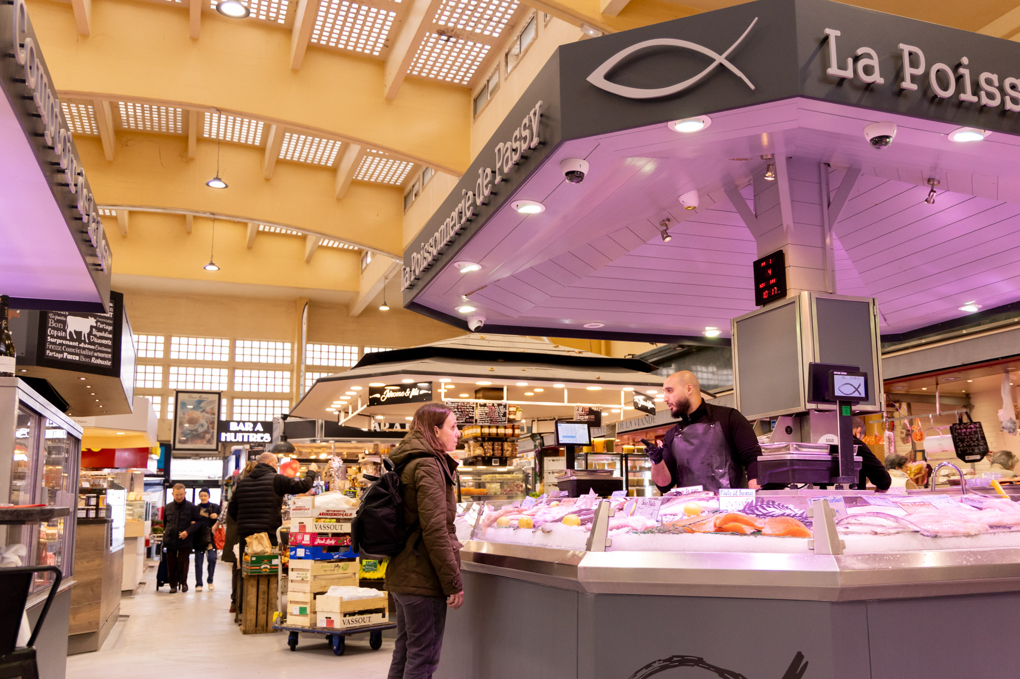 une cliente sur le marché de Passy 