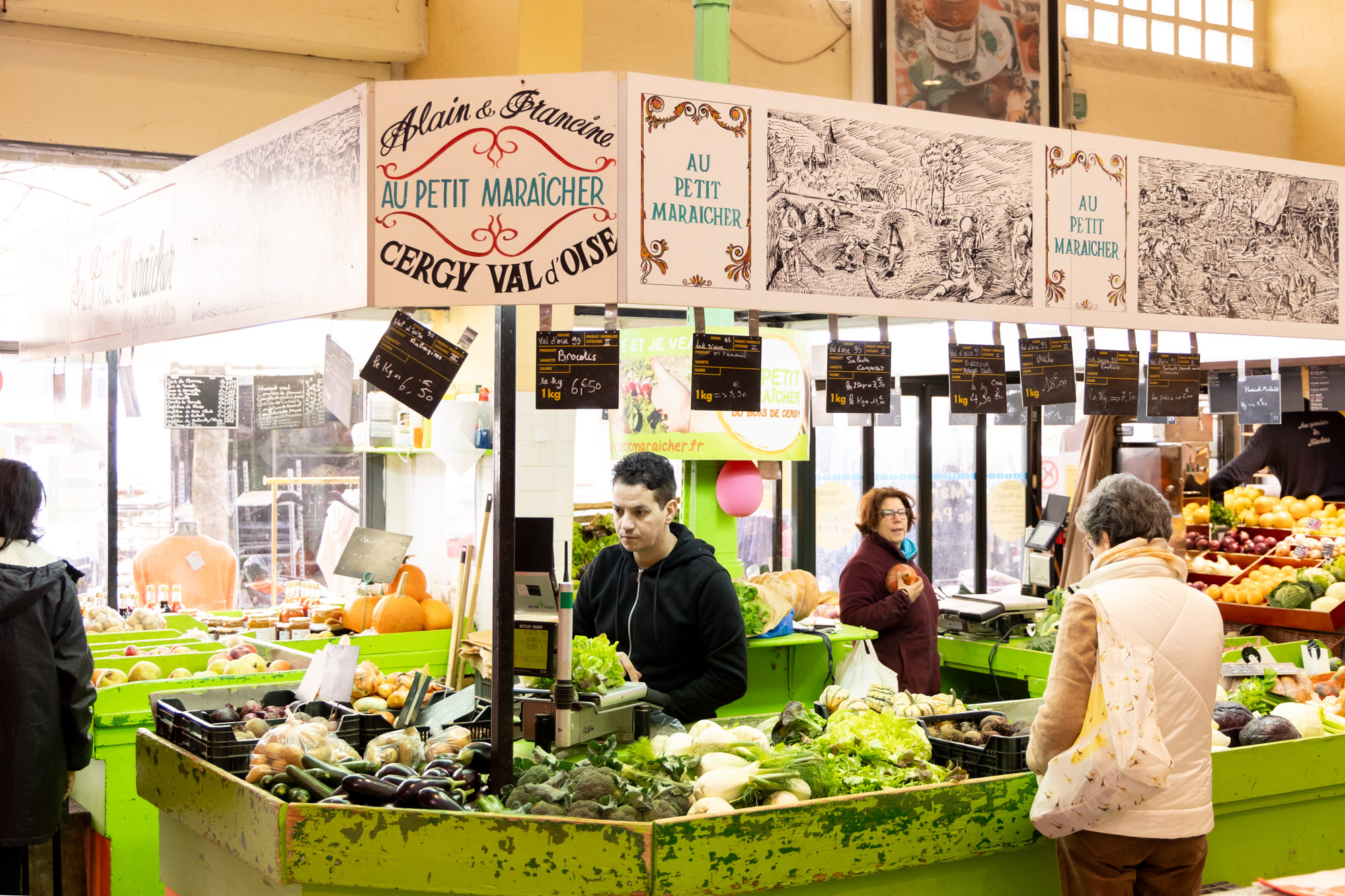 des marchandes vendent des légumes de saison 