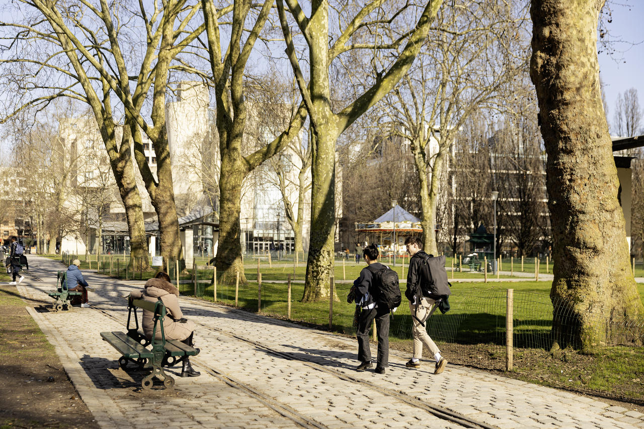 des promeneurs dans un parc