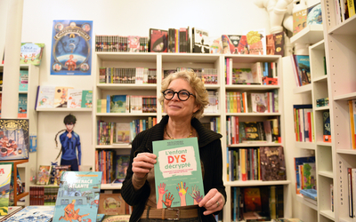 La libraire présente le livre L'enfant dys décrypté