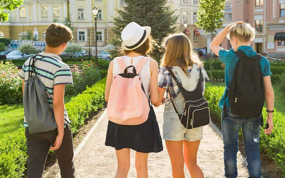 Adolescents filles et garçons de dos