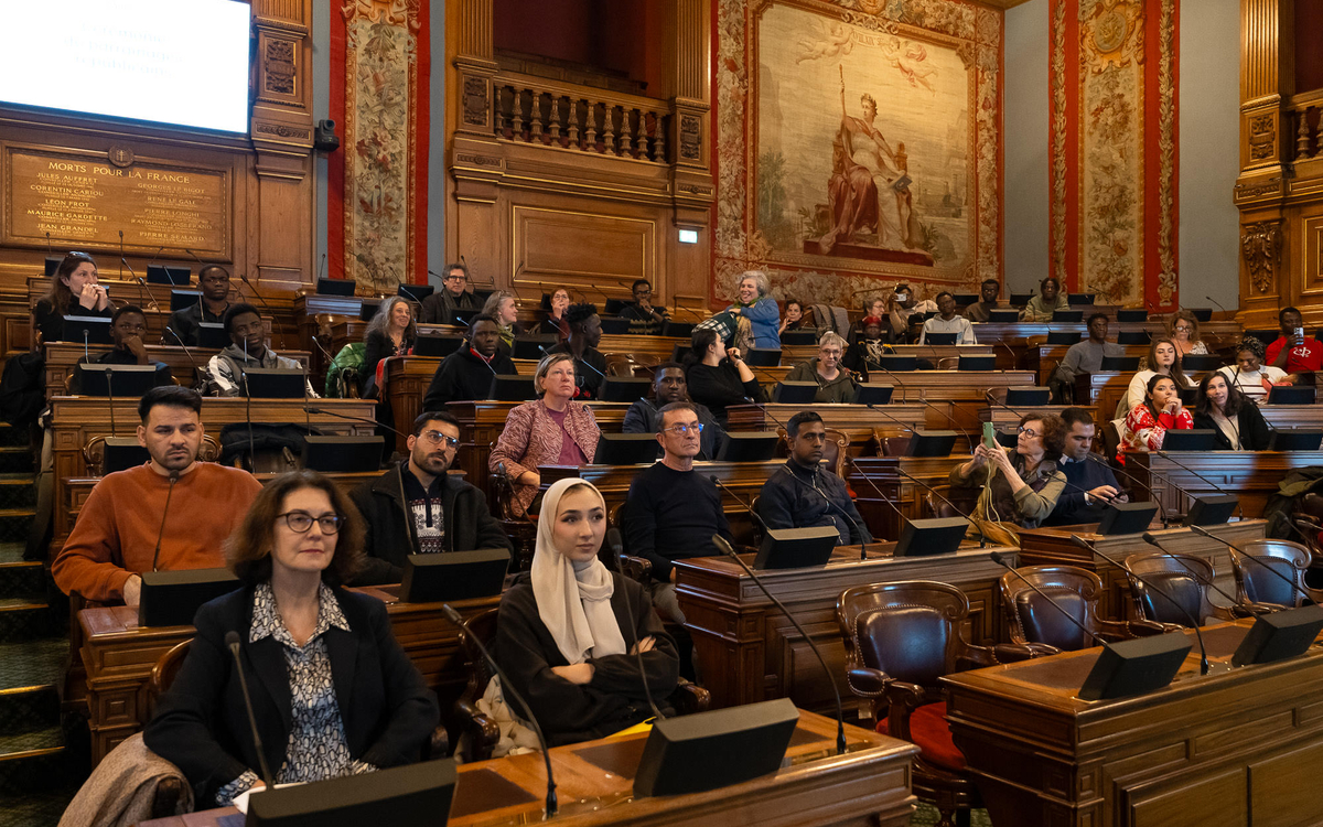 Public dans la Salle du conseil de Paris pour la cérémonie de parrainage républicain