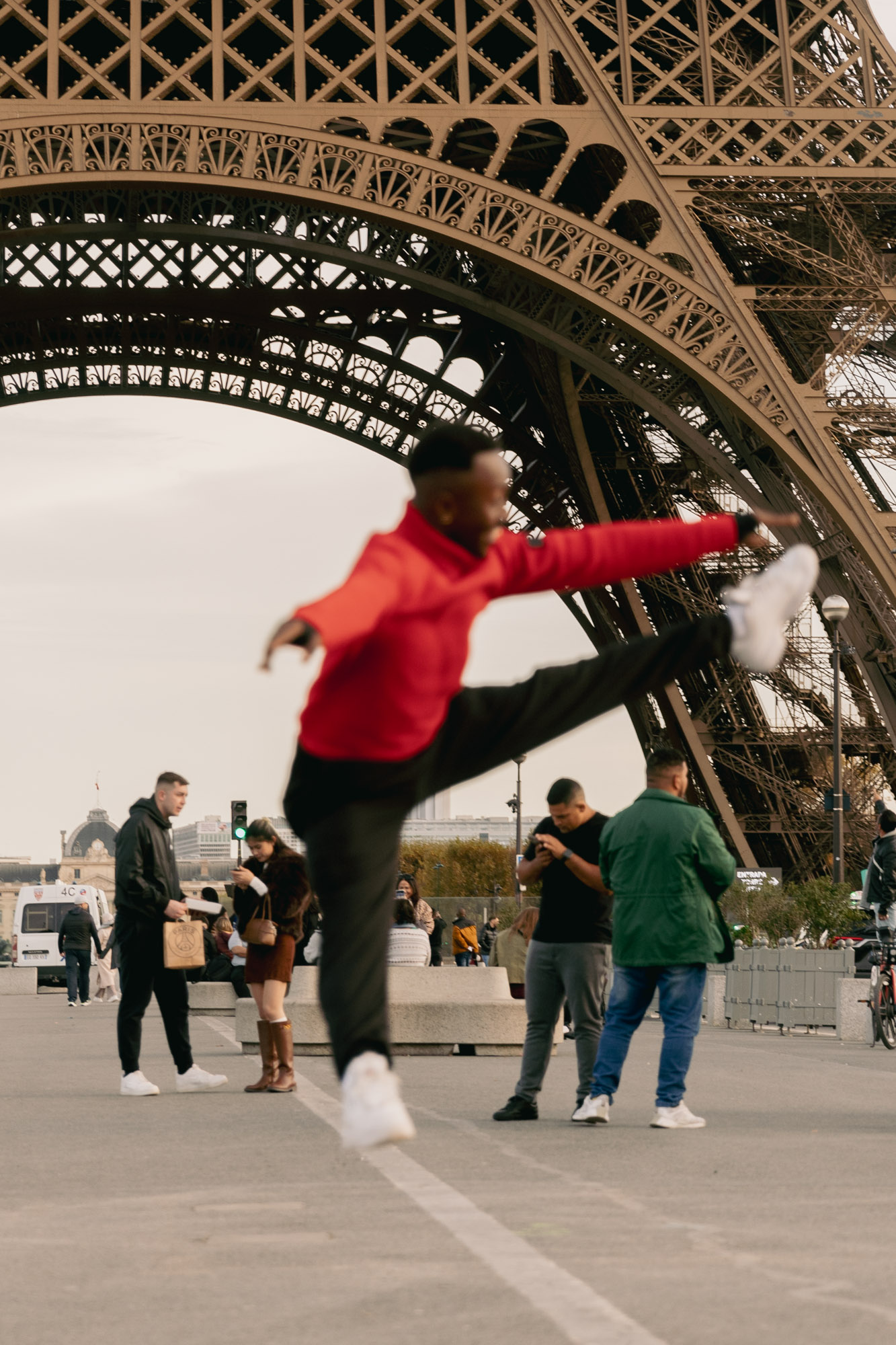 Les corps s’envolent sous la dentelle d’acier.