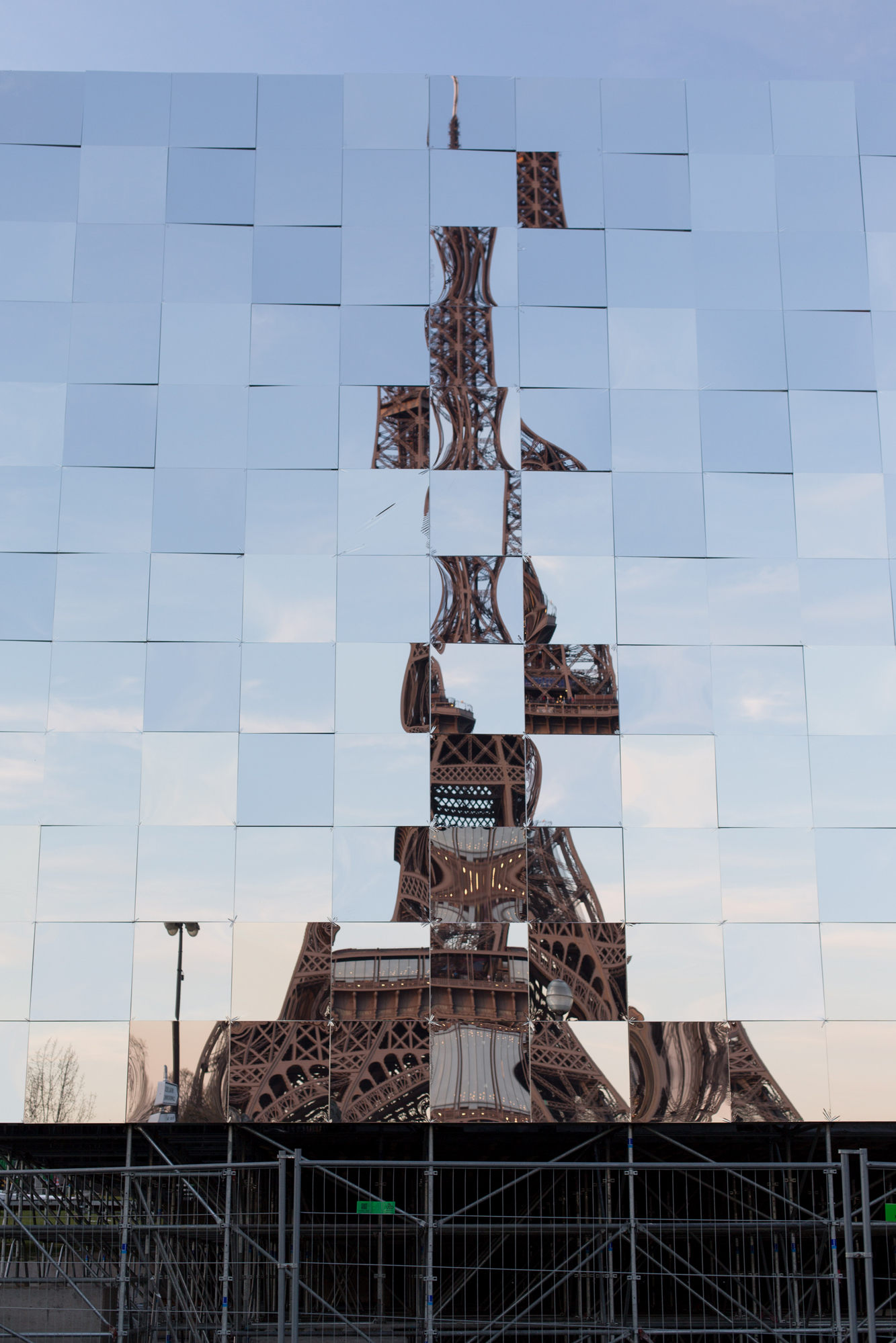 La Dame de Fer perd la face.