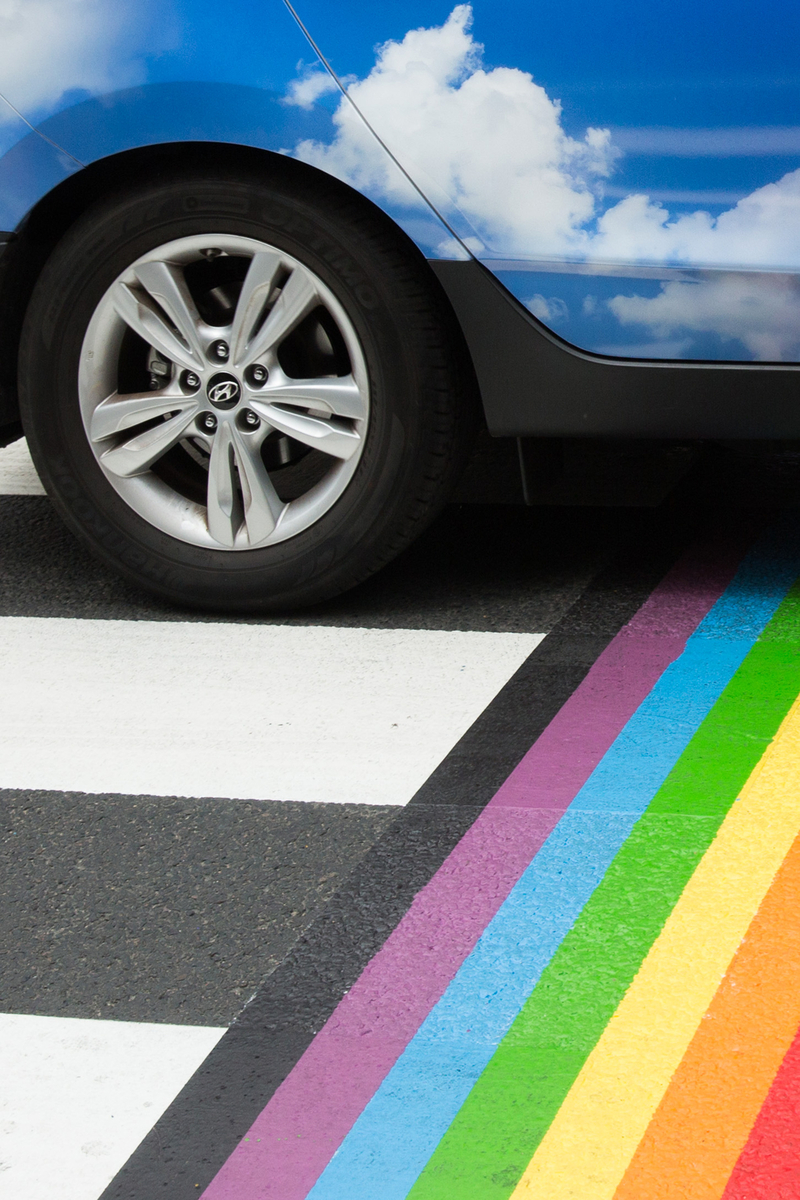 Arc-en-ciel sur bitume.