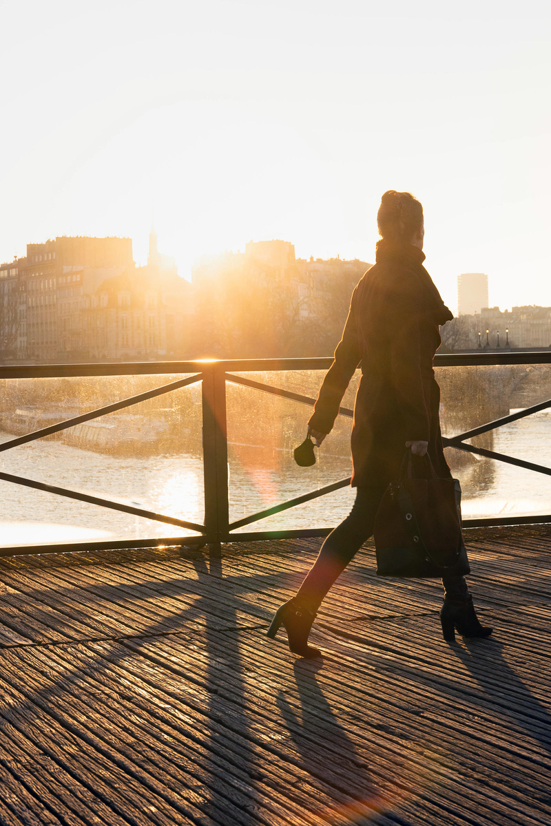 « Sur le pont des Arts, mon
cœur vacille / Entre les eaux, l’air est si bon / Cet air si pur, je le respire / Nos reflets perchés sur ce pont » (Vanessa Paradis et Matthieu Chedid,
dans la chanson « La Seine »)