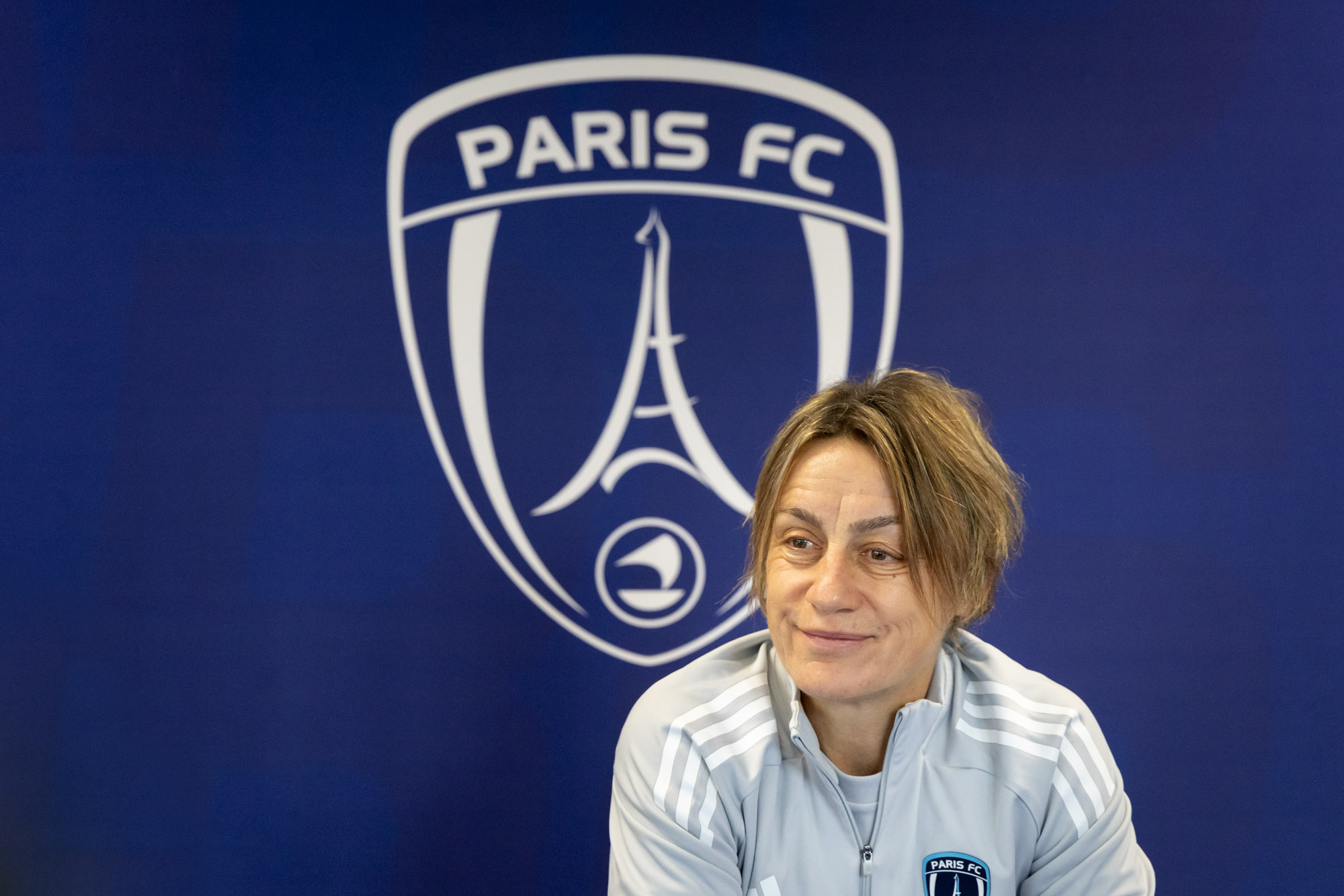 Sandrine Soubeyrand coach du Paris FC, interviewée au centre d'entraînement du Paris FC 
