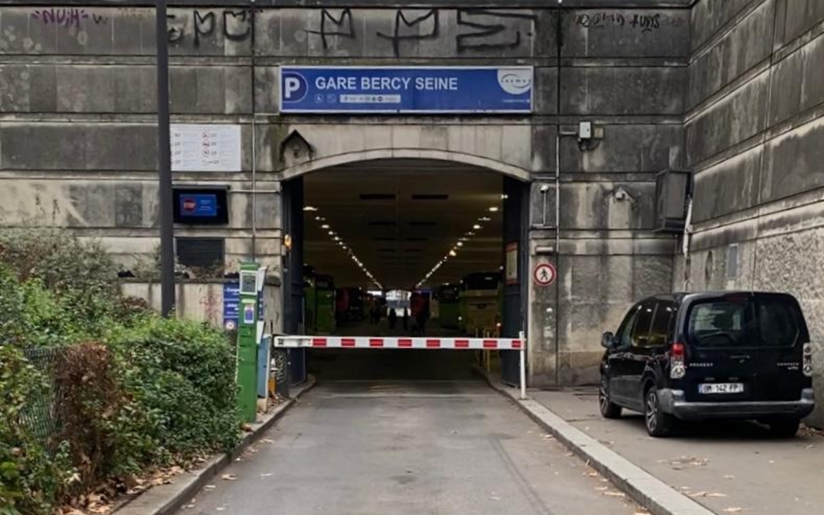 une entrée de parking souterrain 