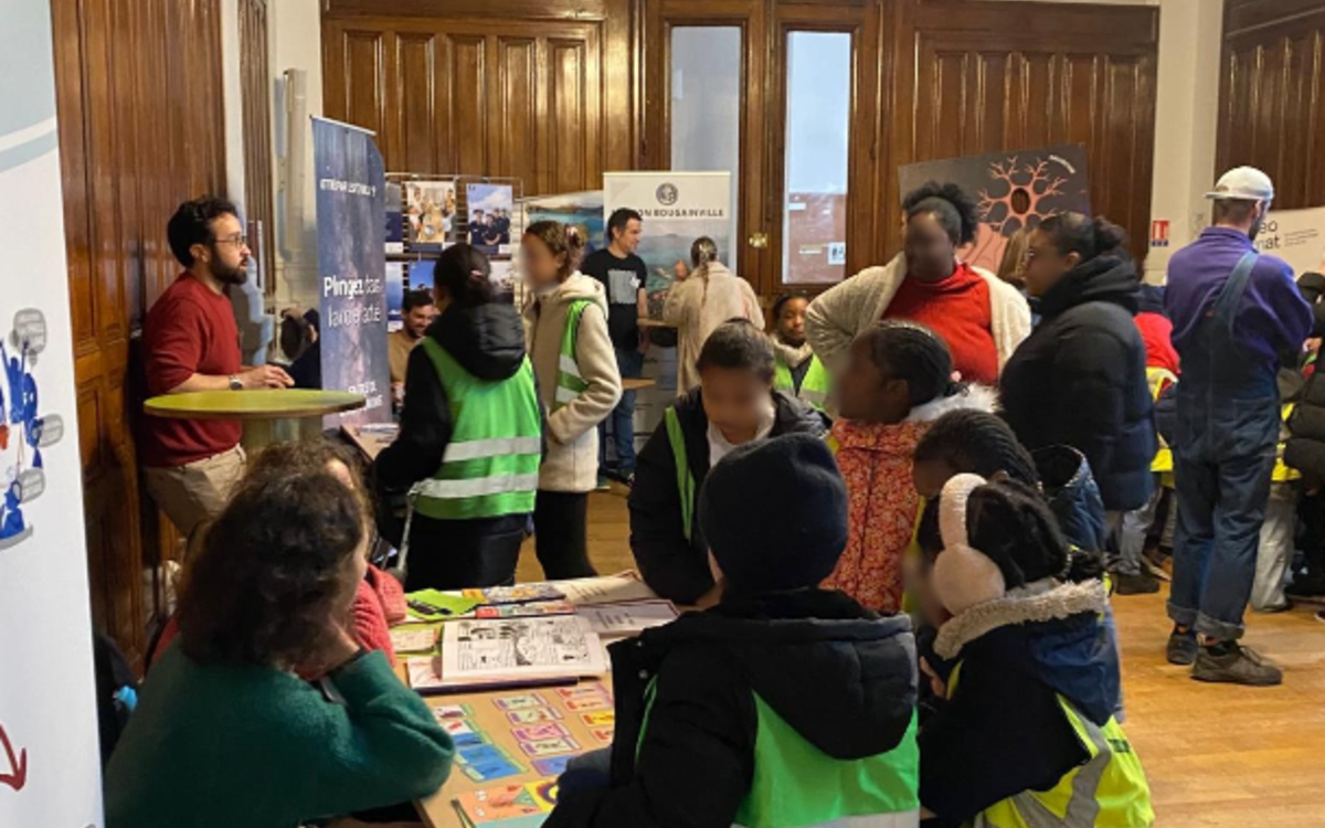 Enfants découvrant les stands 
