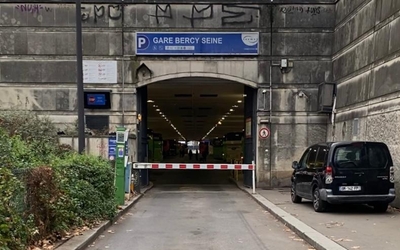 une entrée de parking souterrain 