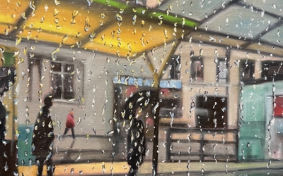 Huile sur toile d'une vitre perlée de pluie montrant une station de métro