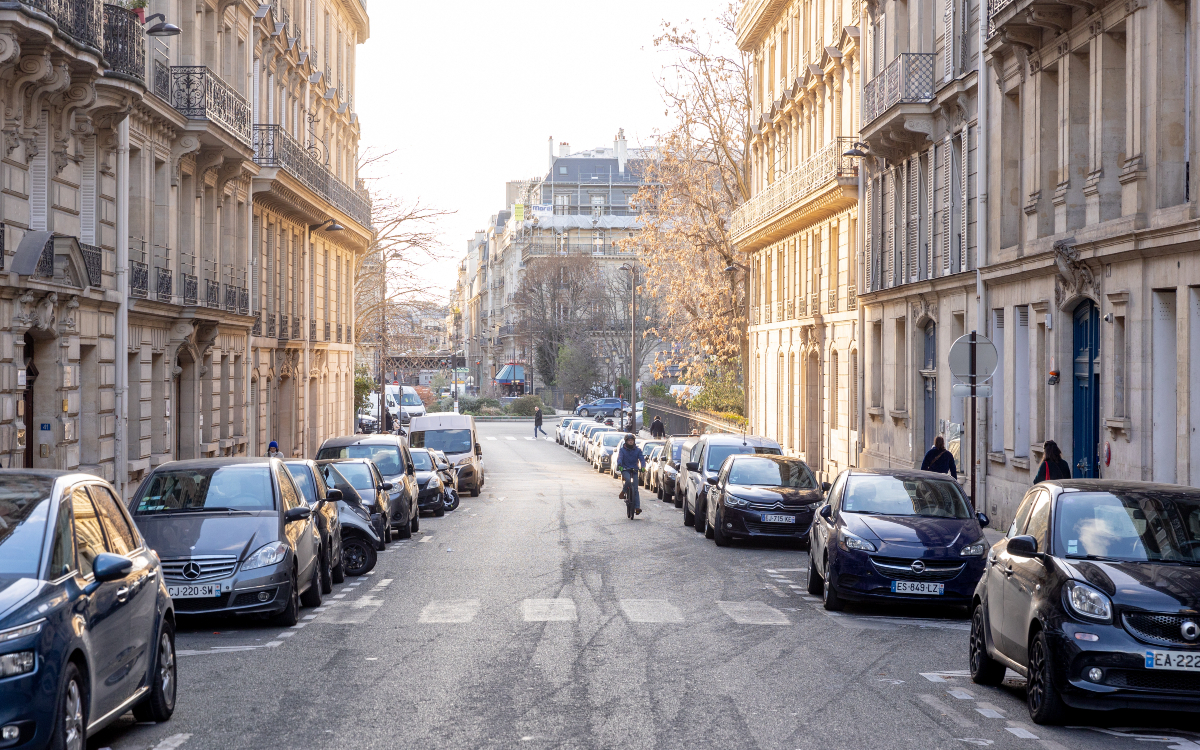 Voitures stationnées rue de Liège, dans le 8ème. 
