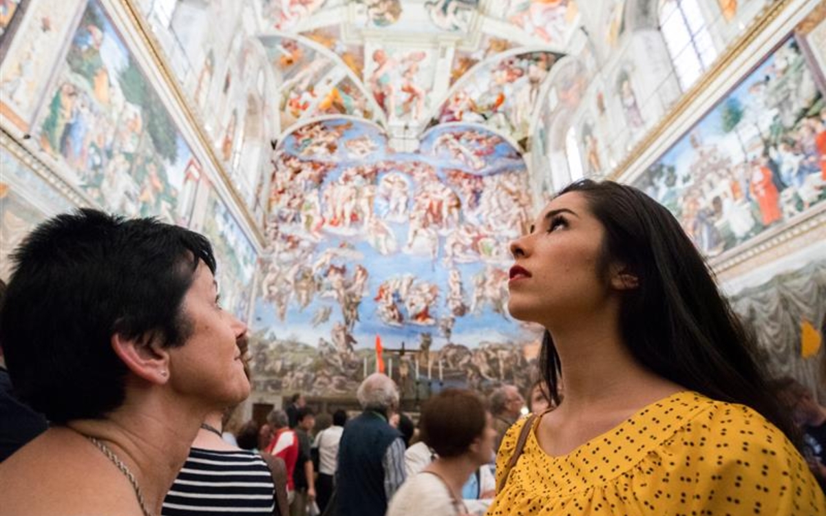 Femmes contemplant le plafond de la chapelle Sixtine.