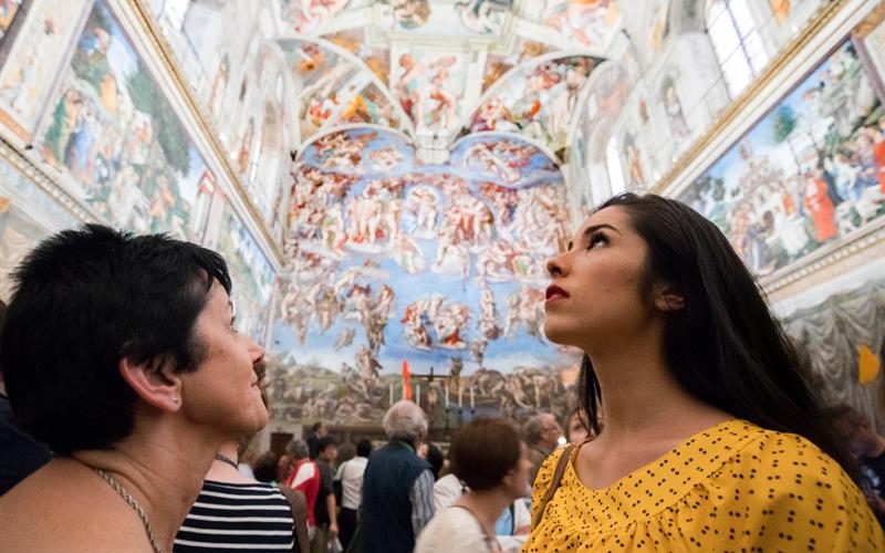 Femmes contemplant le plafond de la chapelle Sixtine.