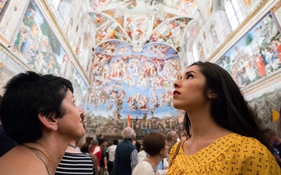 Femmes contemplant le plafond de la chapelle Sixtine.