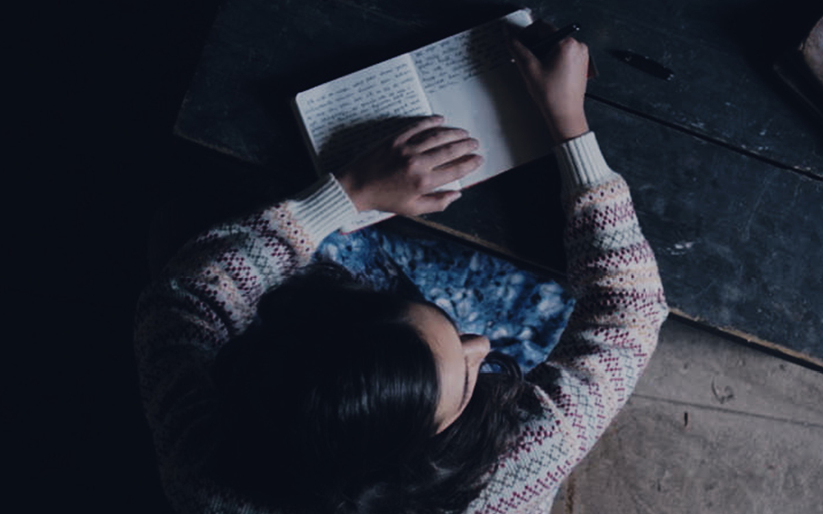 Anne franck en train d'écrire