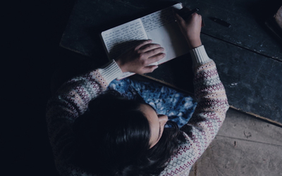 Anne franck en train d'écrire