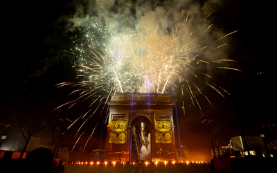 Un feu d'artifice magistral et étincelant a illuminé la nuit