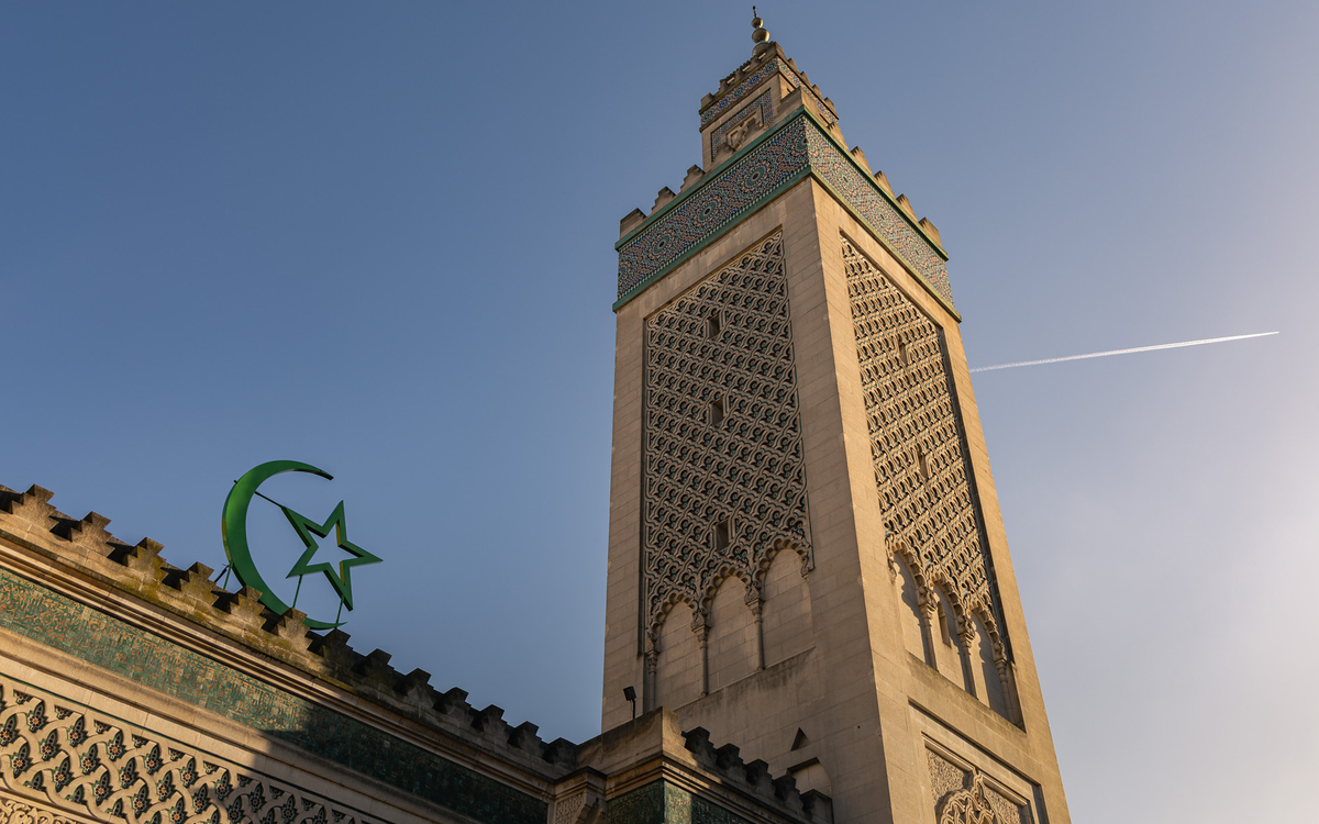 La minaret fait 33 mètres de haut