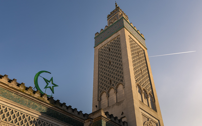 La minaret fait 33 mètres de haut