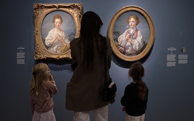 visiteurs devant l'expo Greuze