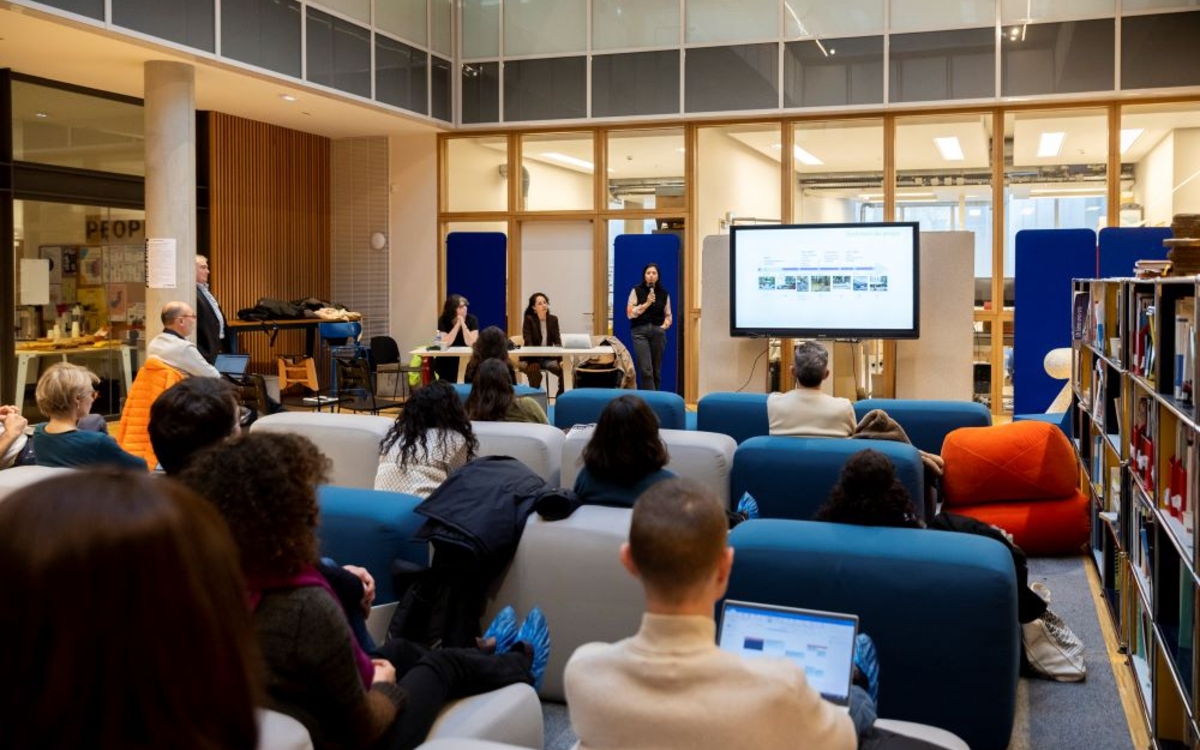 Réunion de personnes pour une présentation